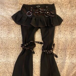 Current Mood Lowrise Flare Pants + Mini Skirt 🖤
Size XL (fits like L),